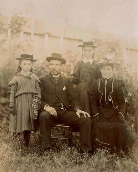 Walter & Rhoda Gard Family of Fogo