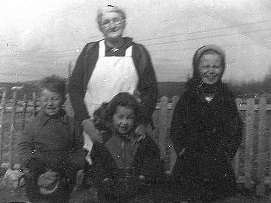 Lillian Pottle with Elizabeth Julia's Children